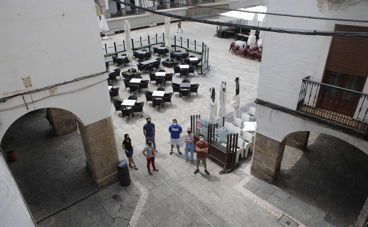 Vecinos y empresarios afectados por el exceso de terrazas y las aglomeraciones registradas en la zona baja de la Plaza Mayor y la Plaza del Duque. 