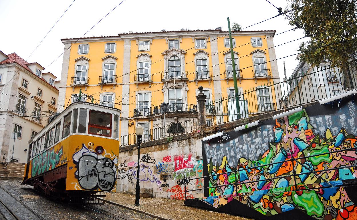 Imagen de archivo del tranvía por una de las calles de Lisboa. 