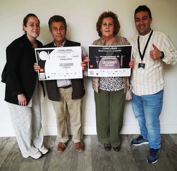 La familia Rojas Matamoros con los distintivos obtenidos en el concurso.