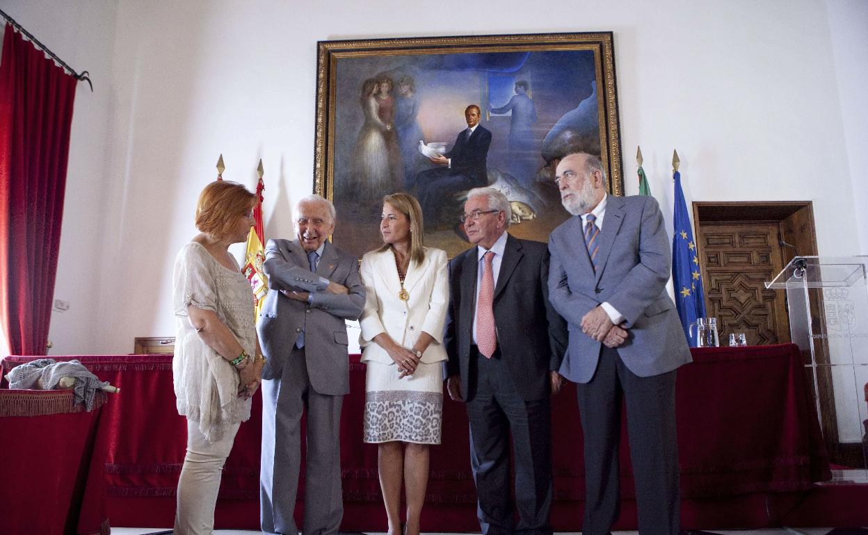 Los exalcaldes y alcaldesas de Cáceres en una foro de archivo. De izquierda a derecha, Heras, Iglesias Marcelo, Nevado, Saponi y Sánchez Polo. 