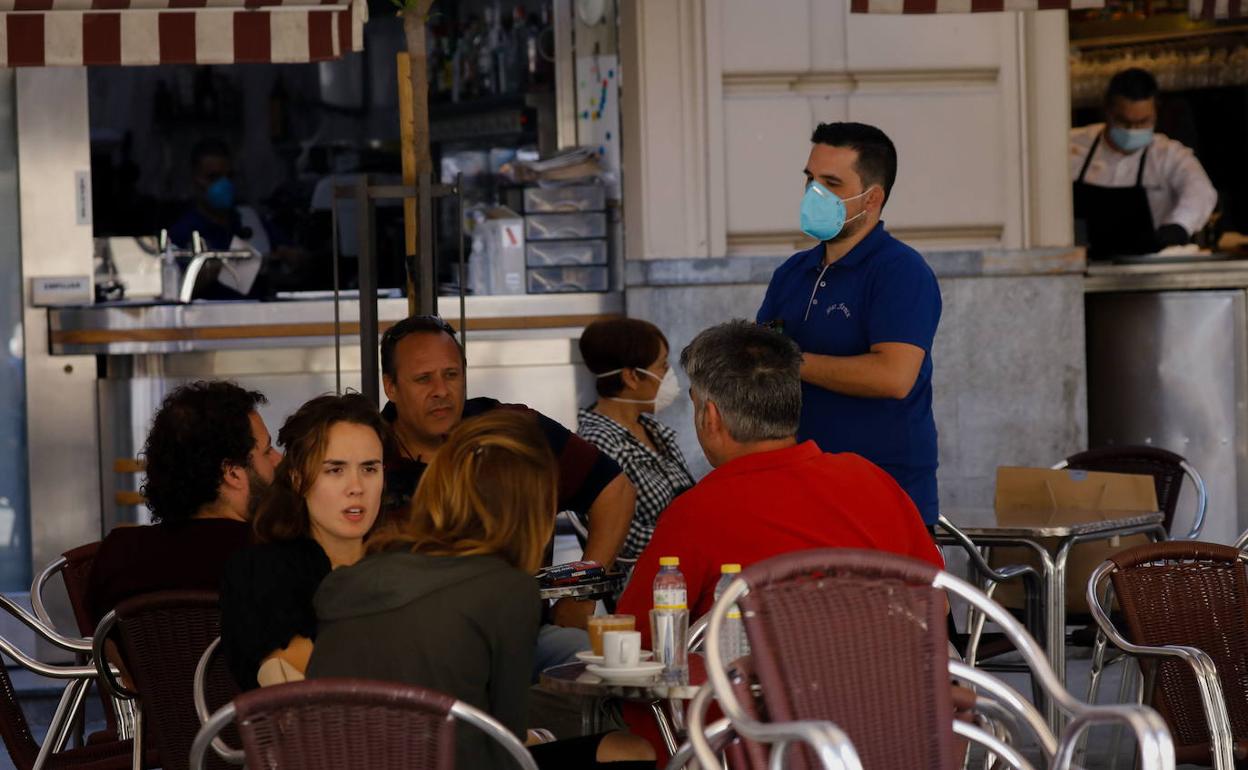 Restricciones por la covid: Los bares ya pueden abrir hasta las tres de la madrugada y servir en barra
