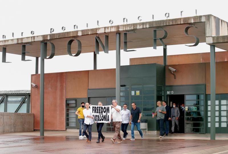 Los presos del procés han abandonado la cárcel con una pancarta en la que piden libertad para Cataluña.