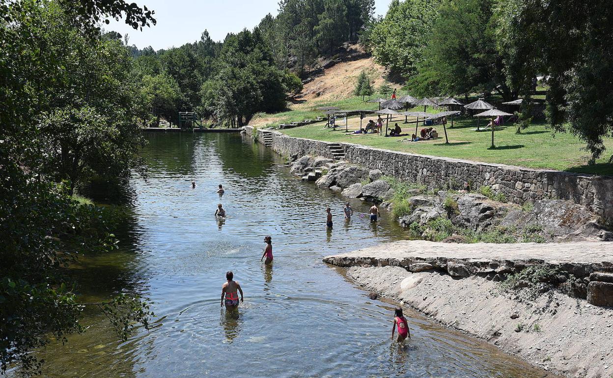 Piscina natural en la ribera de Acebo, en la cacereña Sierra de Gata. 