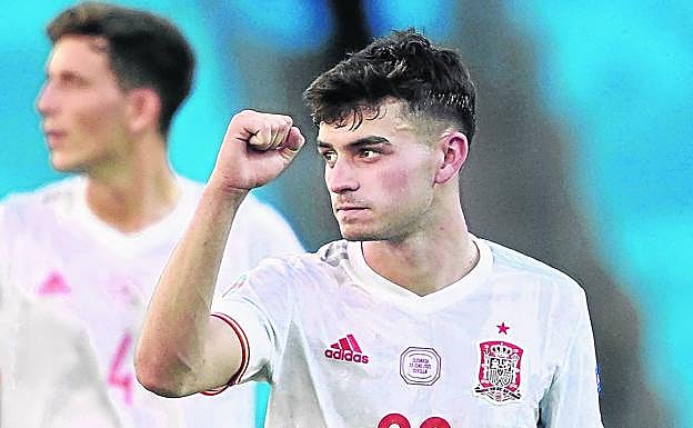 A sus 18 años, Pedri se ha convertido en un fijo tanto para Koeman como para Luis Enrique. 