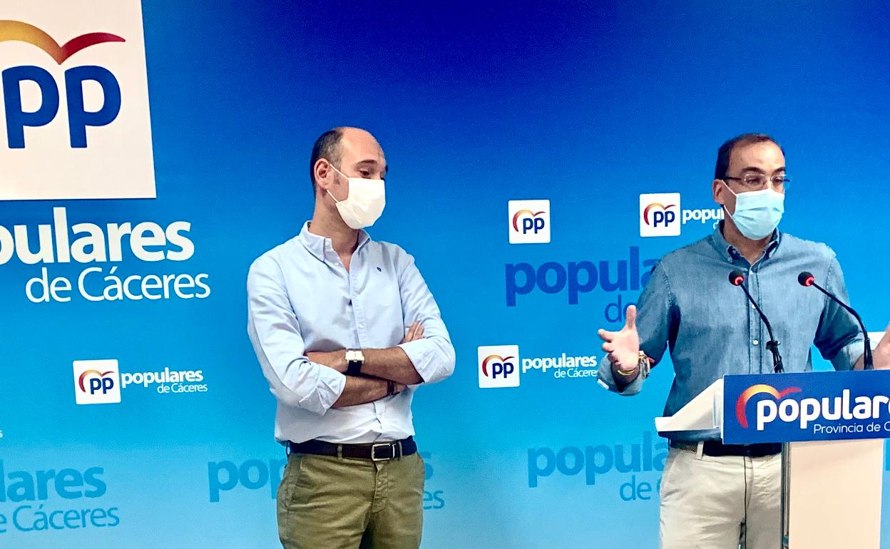 Rafael Mateos, a la derecha, junto a su compañero José Ángel Sánchez Juliá. 