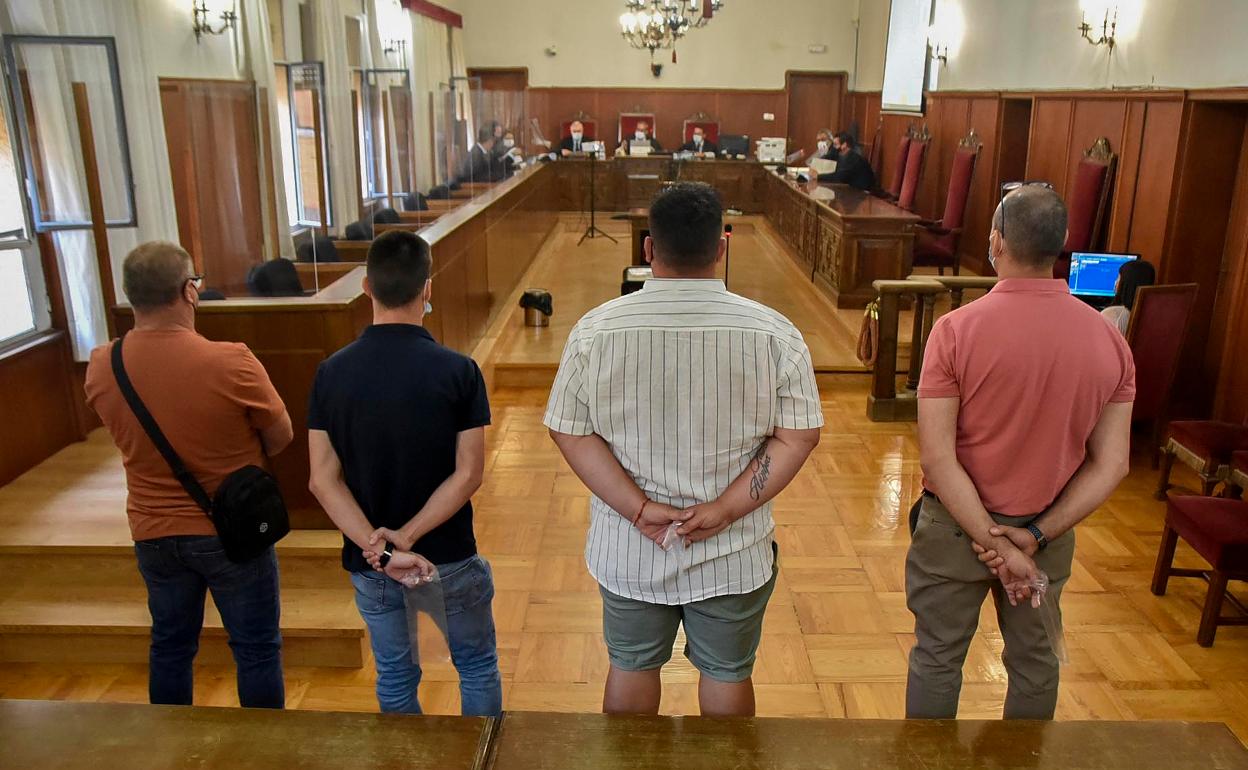 La Audiencia de Badajoz aplaza el juicio a los cuatro acusados por estafar a una gasolinera