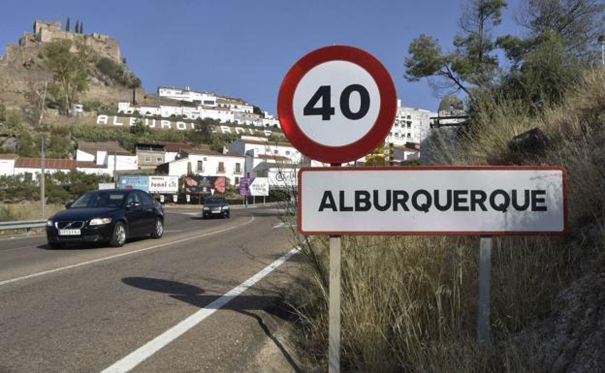 Entrada a la localidad de alburquerque.