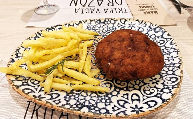 Imagen principal - Cachopo y ensalada ibérica de Los Templarios.