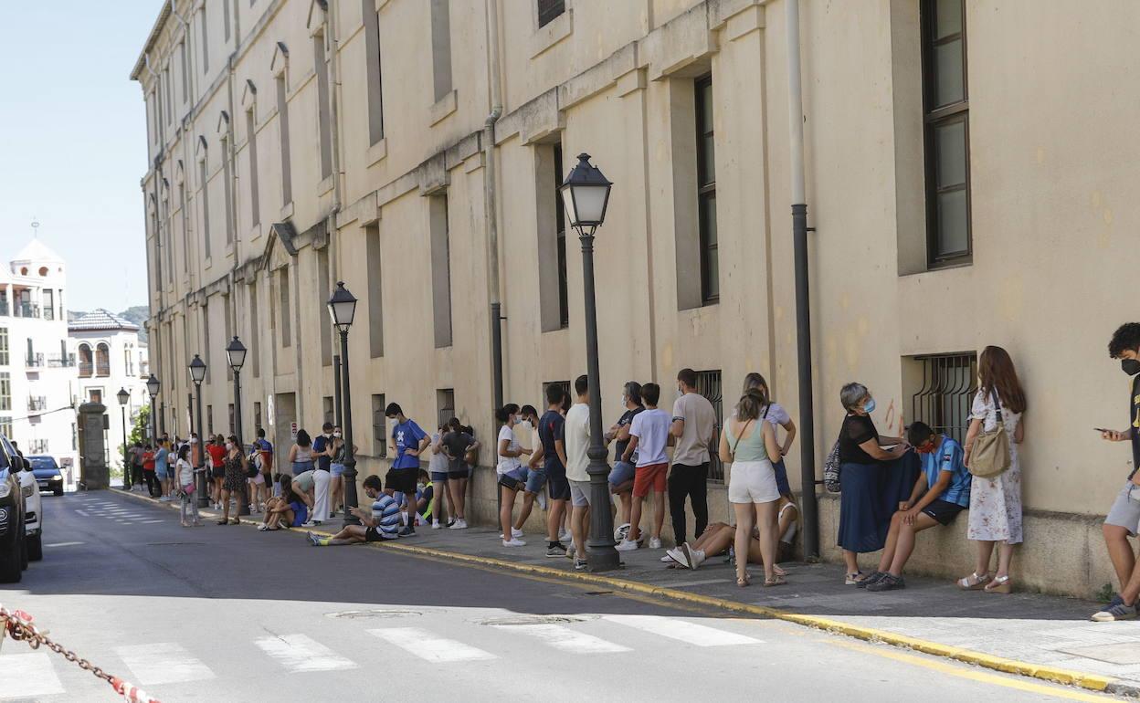 Colas de usuarios esperando durante los cribados masivos llevados a cabo en Cáceres.