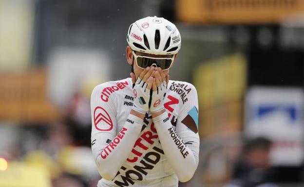 Ben O'Connor celebra su victoria en la segunda etapa alpina. 