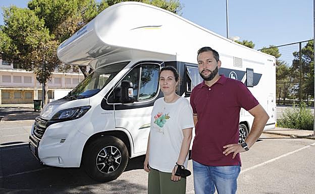 Ana Ruz y José A. González han emprendido por primera vez con su familia un viaje en autocaravana.