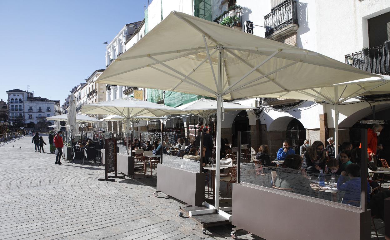 Terrazas de la Plaza Mayor en una imagen de archivo.