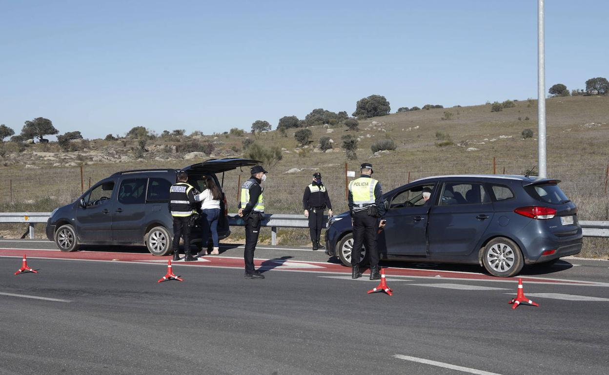 Control de la Guardia Civil en uno de los cierres perimetrales aprobados en Extremadura a comienzos de este año. 