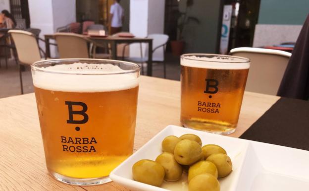 Tienen Cruzcampo de barril y ponen unas aceitunas de aperitivo.