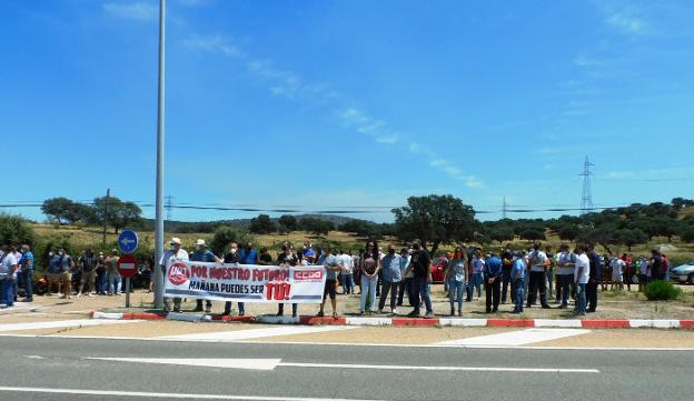 Los manifestantes, ayer cerca de la central. 