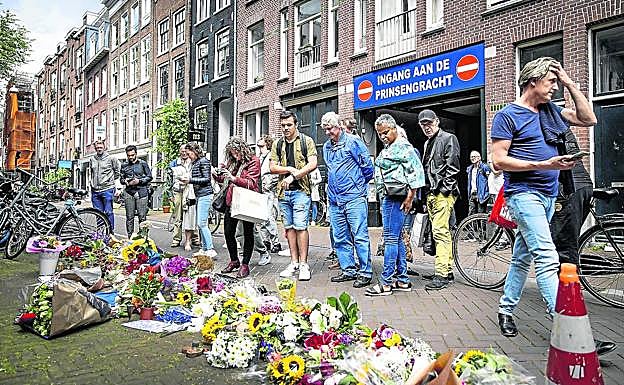 Varios ciudadanos depositan flores, velas y mensajes en el lugar donde fue asesinado De Vries. 