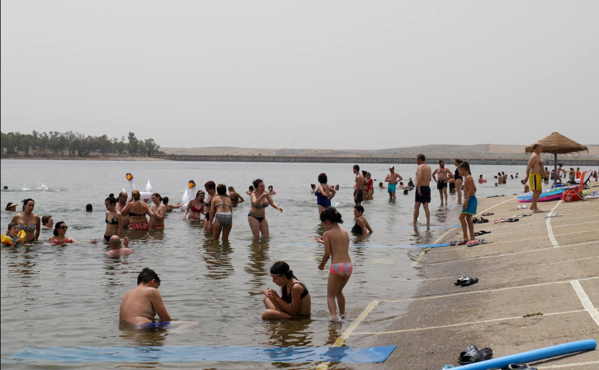 Gran afluencia. La playa recibe 1.500 personas el fin de semana