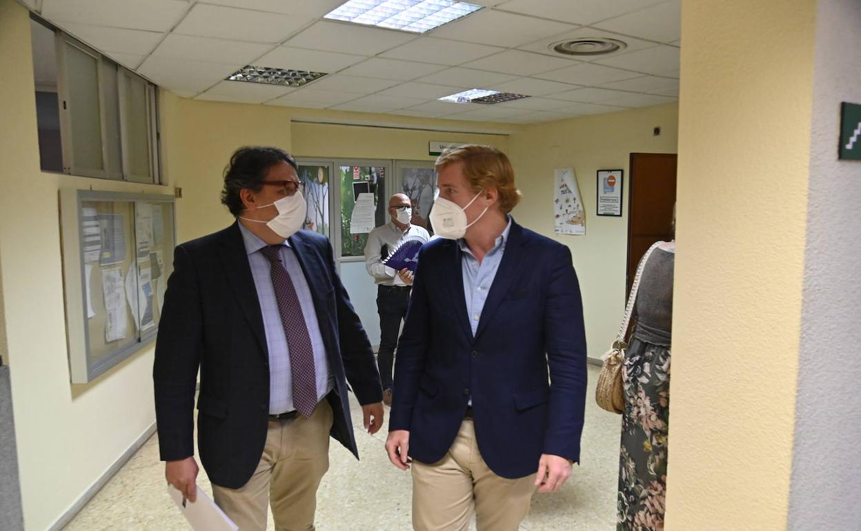 El consejero de Sanidad, José María Vergeles, y el alcalde de Badajoz, Ignacio Gragera, antes de la comparecencia de esta tarde.