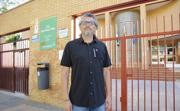 Alberto Cañada posa a las puertas de su instituto. 