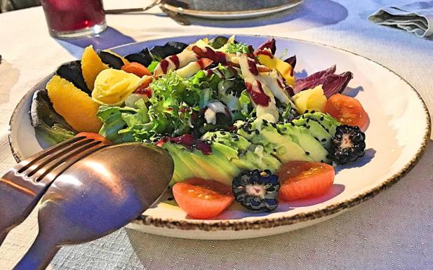 Imagen principal - Ensalada de frutas, delicias de arroz con bogavante y bocaditos de sepia.