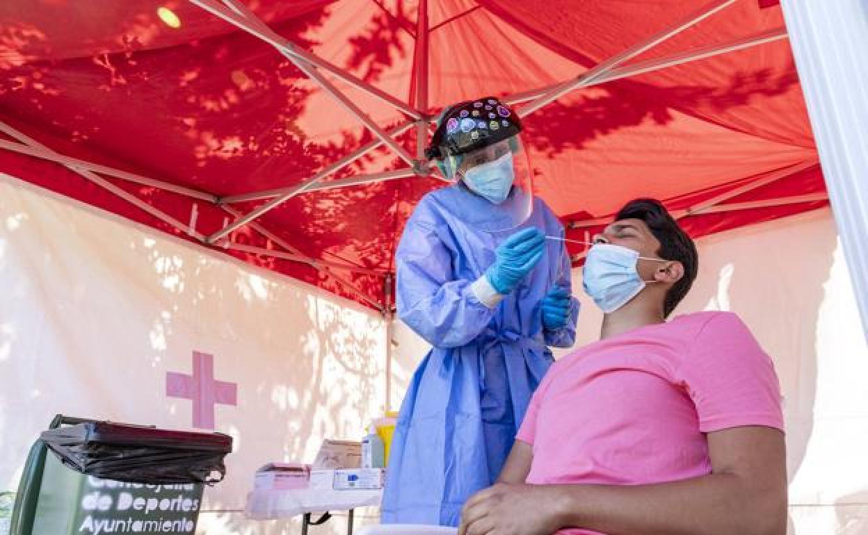 La incidencia entre los veinteañeros extremeños supera los 1.000 casos