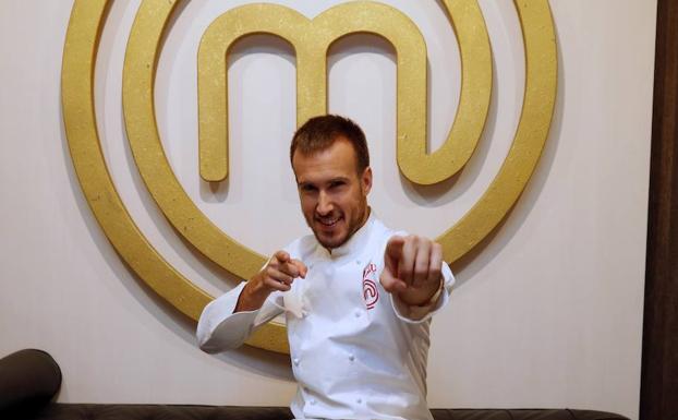 rnau París posa como triunfador de la novena edición de 'Masterchef'. 