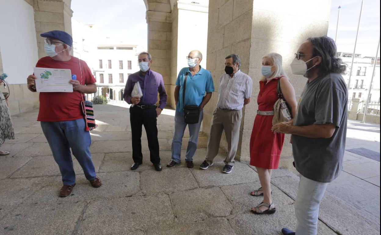 Vecinos del paraje Cuartos del Baño este jueves en una protesta ante el Ayuntamiento de Cáceres. 