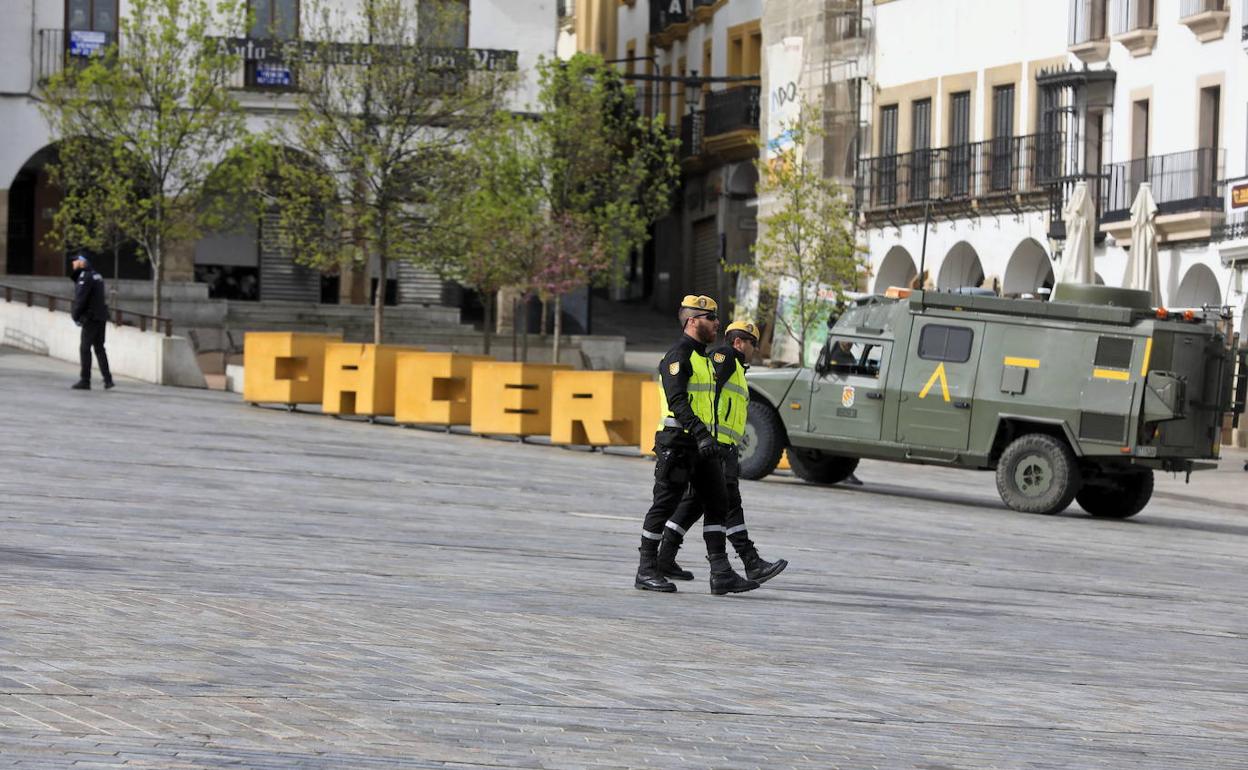 Militares vigilan en la Plaza Mayor de Cáceres en marzo del 2020. 