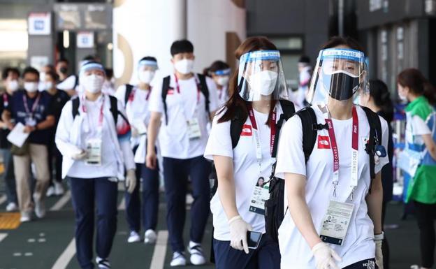 Miembros de la delegación de Corea del Sur llegan al aeropuerto de Narita, cerca de Tokio. 