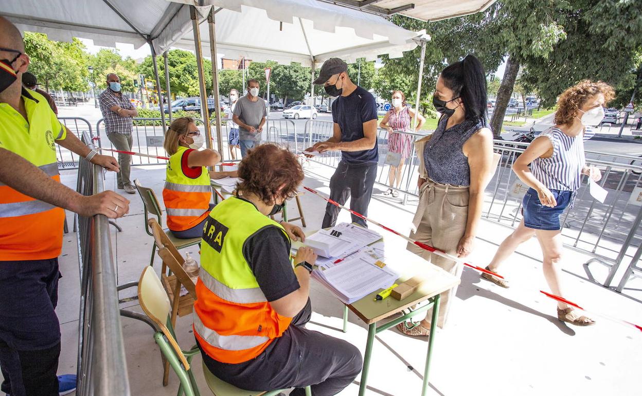 Ciudadanos en el acceso al centro de vacunación del Palacio de Congresos de Cáceres. 