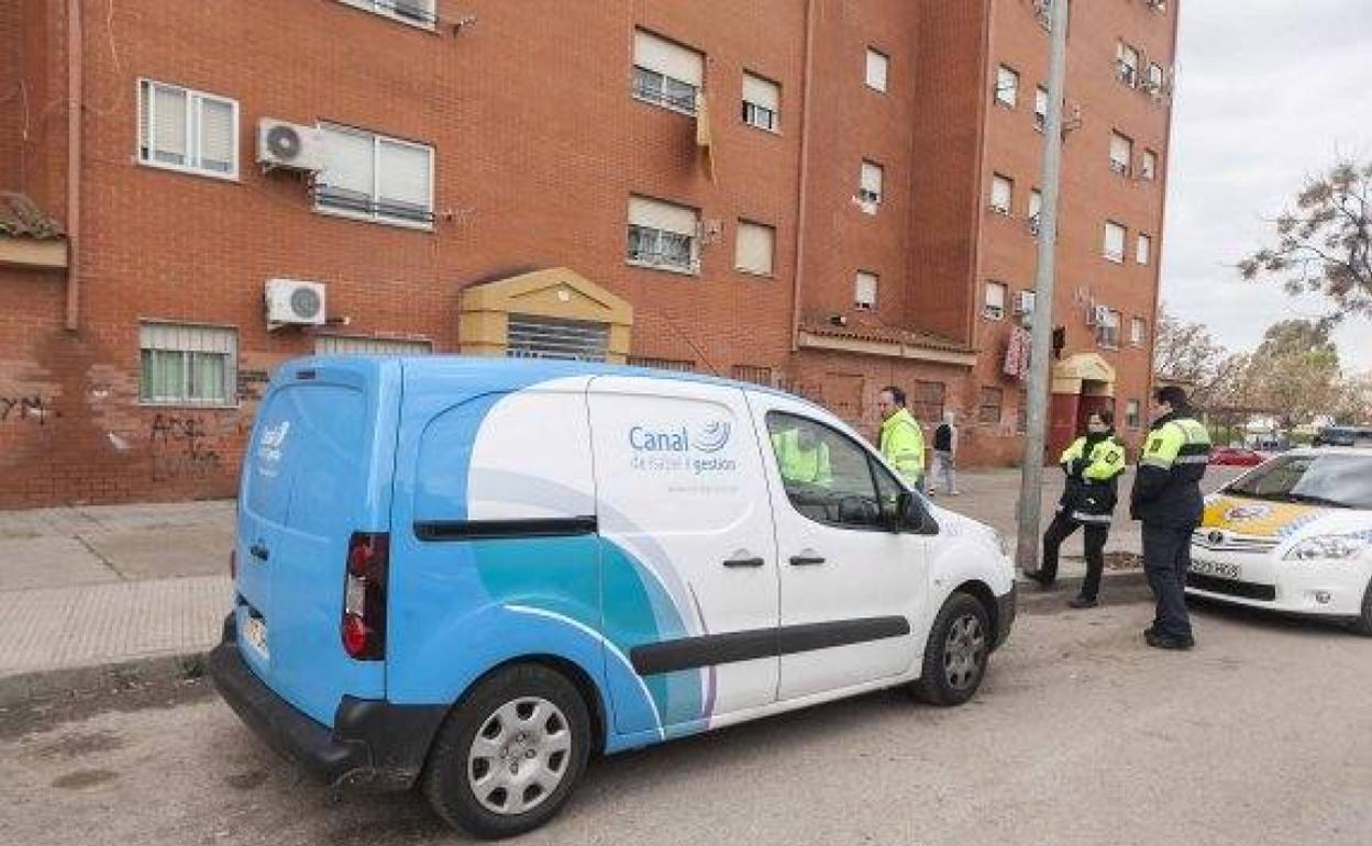 Agentes de la Policía Local junto a un vehículo de Canal de Isabel II en Aldea Moret. 