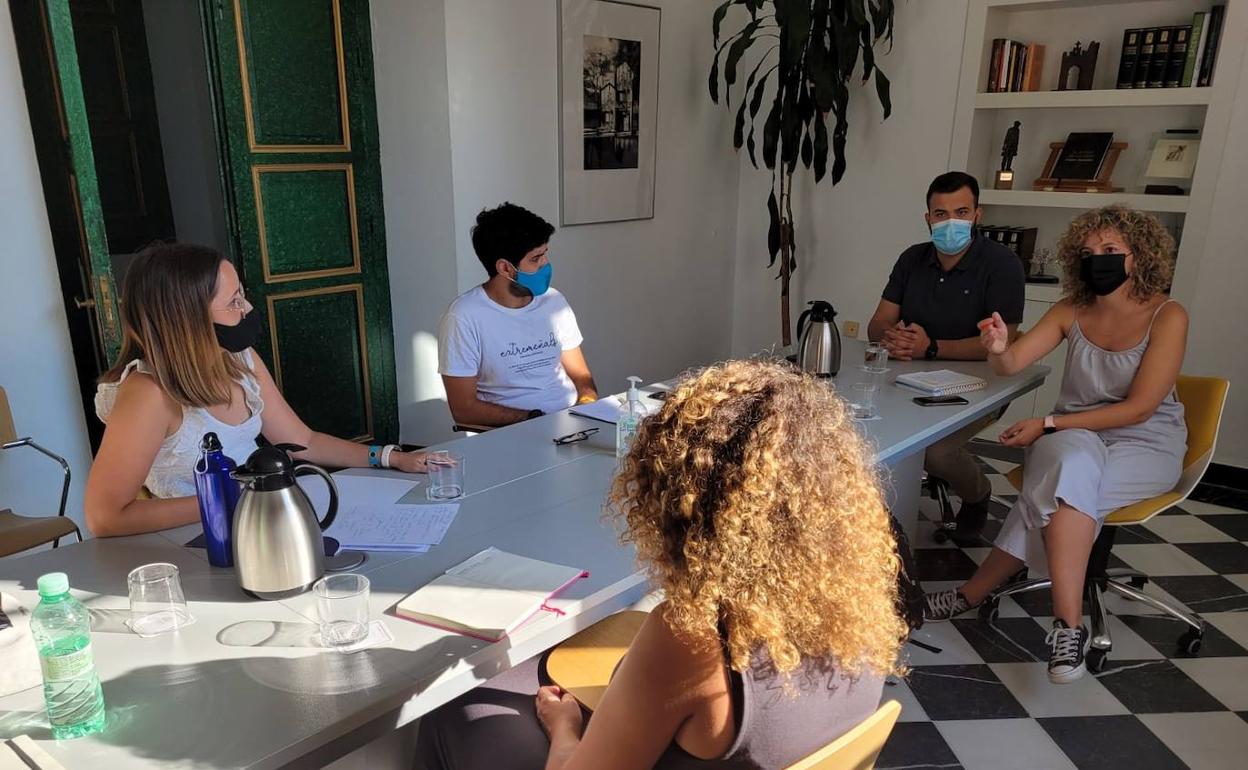 Reunión del alcalde y la concejala de Juventud, al fondo, con responsables del Consejo de la Juventud. 