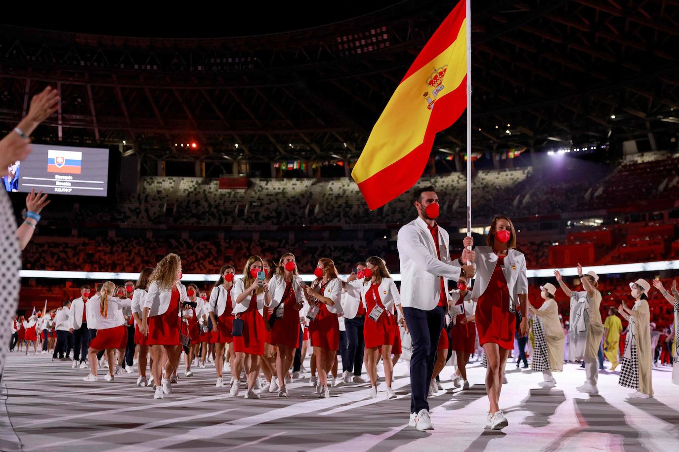 La delegación española, encabezada por los abanderados Saúl Craviotto y Mireia Belmonte, desfila en el Estadio Olímpico durante la ceremonia de inauguración de los Juegos Olímpicos de Tokio 2020.