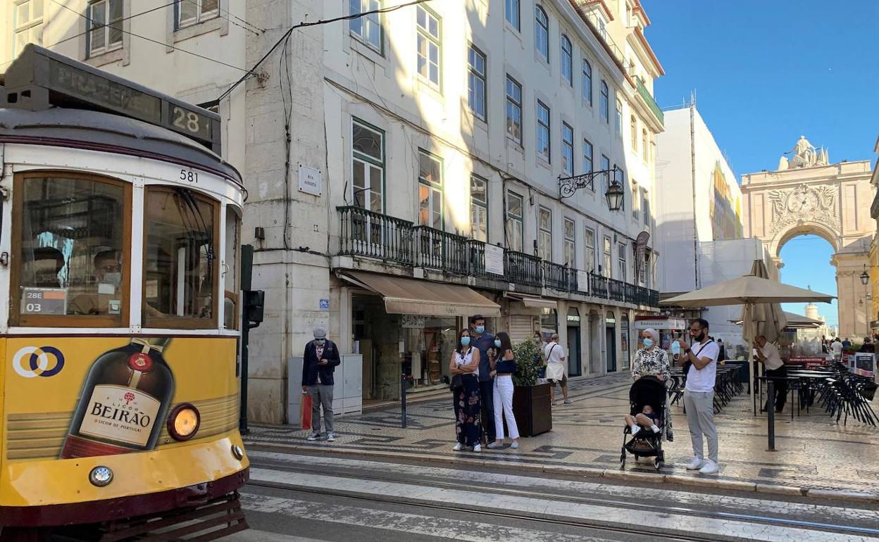 Un tranvía a su paso por el barrio de la Baixa, en Lisboa. 