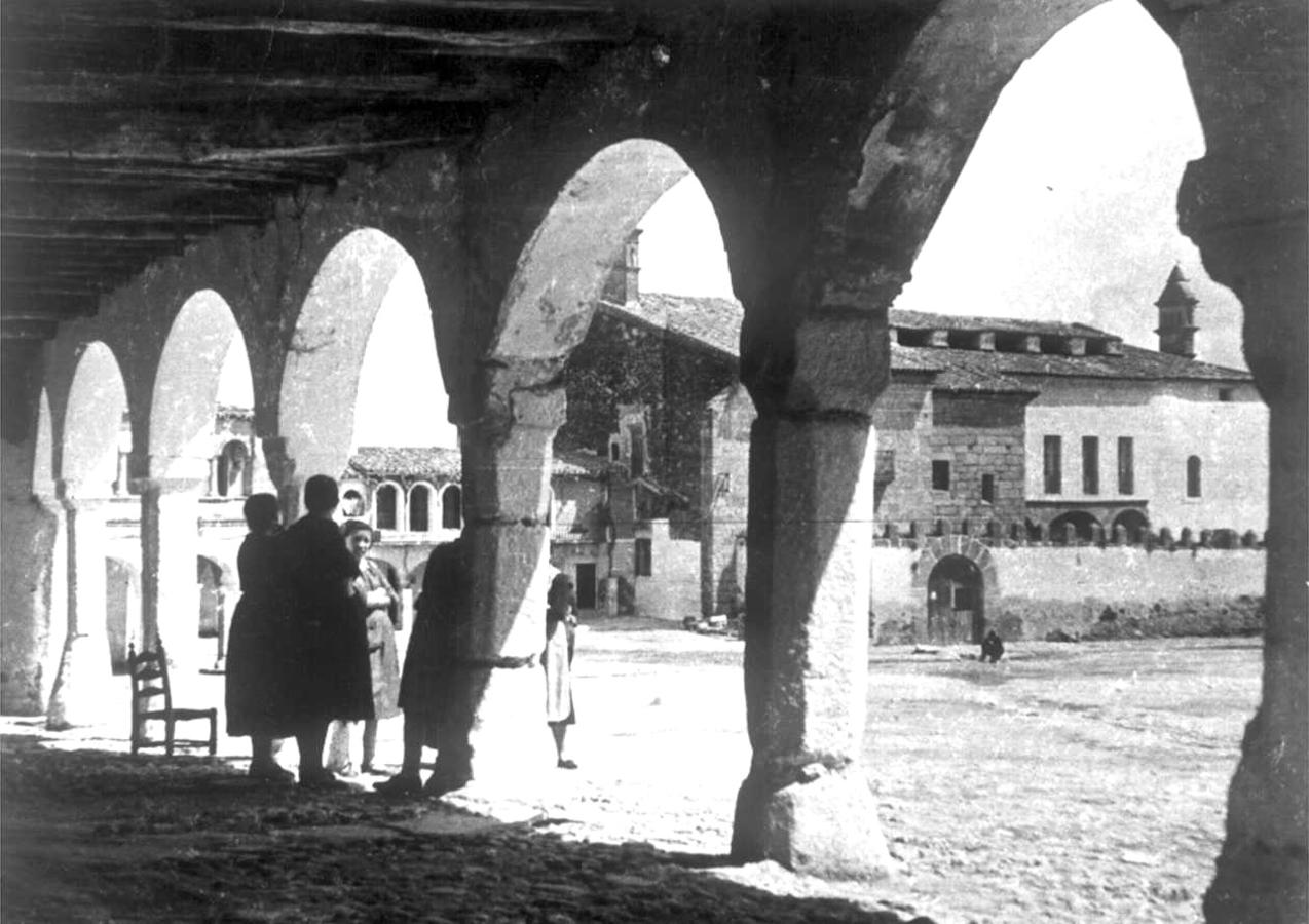 Imagen antigua de la Plaza con el Palacio de los Condes de Alba de Aliste.