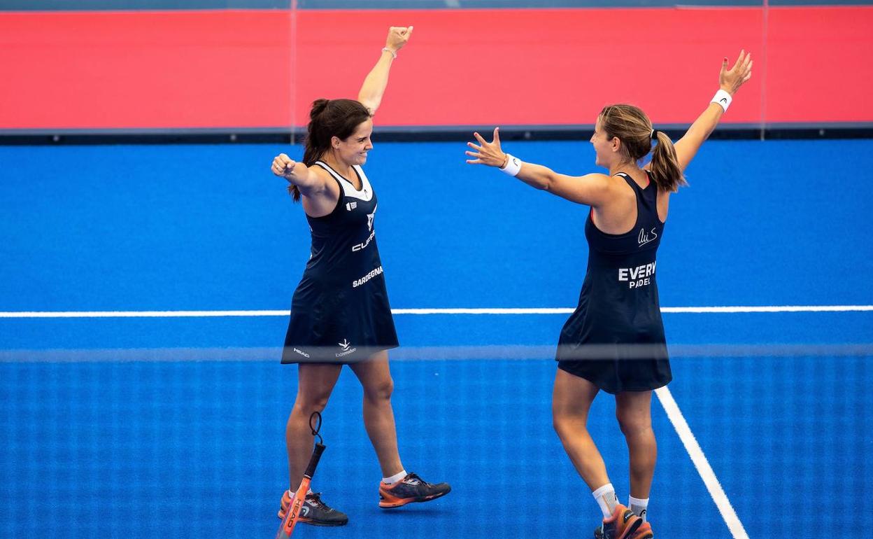 Paula Josemaría y Ariana Sánchez celebran el título en Las Rozas. 