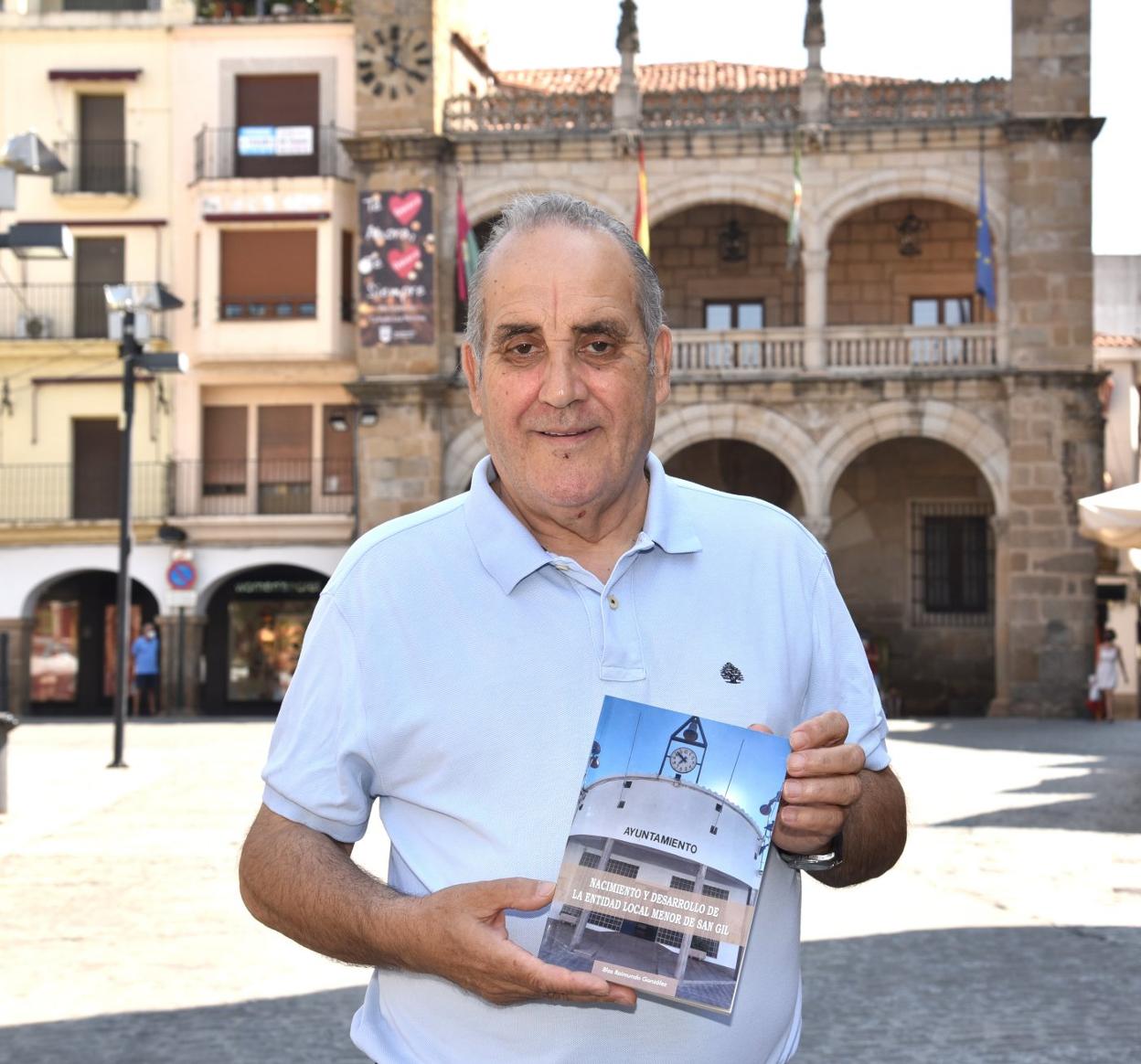 Blas Raimundo, con el libro que ha publicado sobre San Gil y parte de su vida política. 