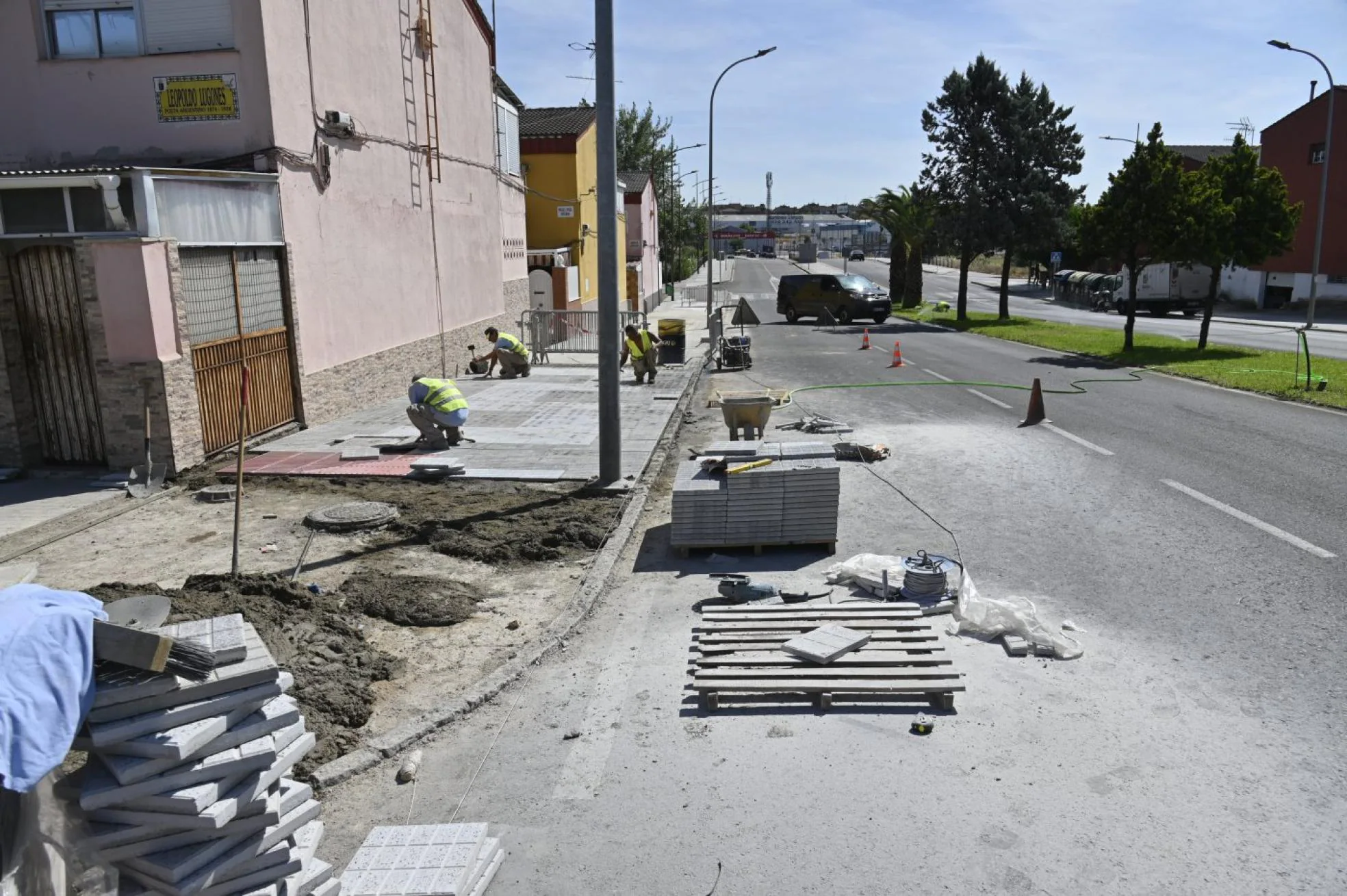 Obras de reparación de la acera en la avenida Luis de Góngora.