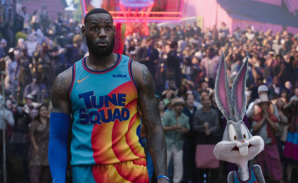 LeBron James, junto a Bugs Bunny.