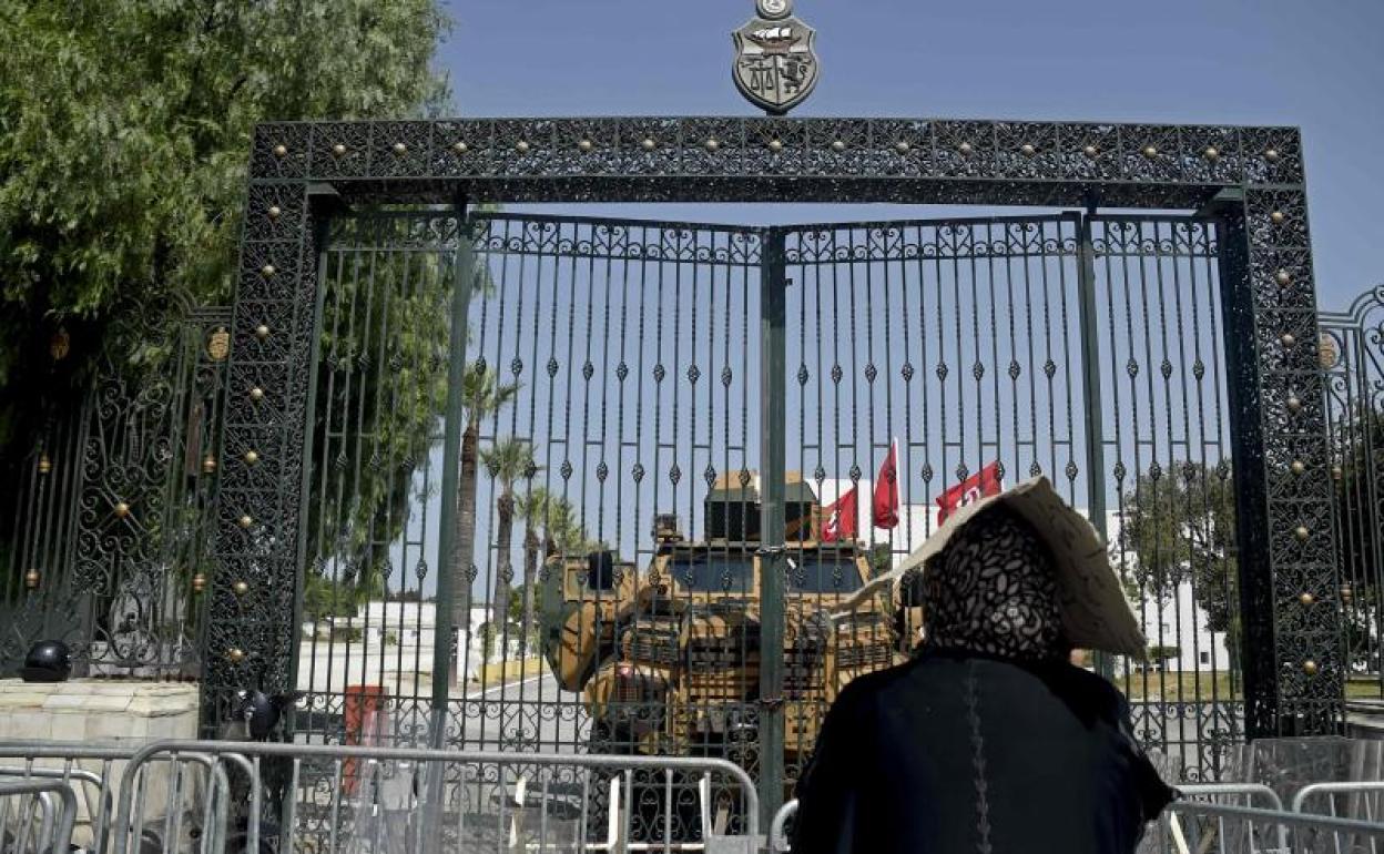 El presidente de Túnez se hace con el control del país tras destituir al Gobierno