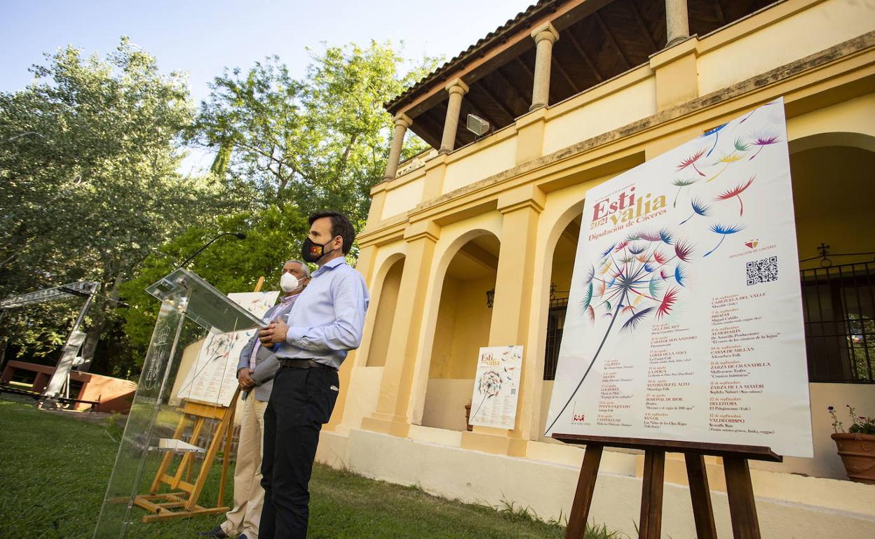 Presentación del programa en los jardines del Pedrilla, con el diputado de Cultura, Fernando Grande, en primer plano, junto al presidente de la Diputación, Carlos Carlos. 