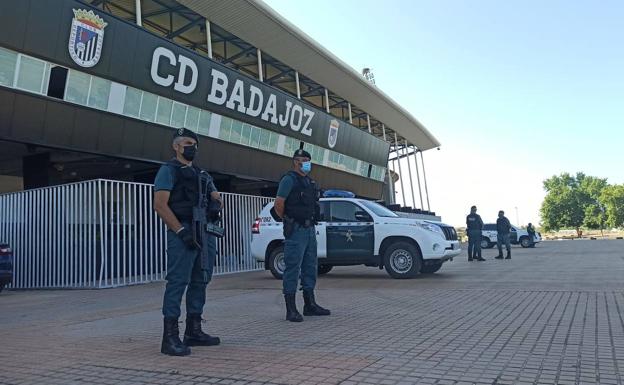 Guardia Civil a las puertas del estadio Nuevo Vivero de Badajoz. 