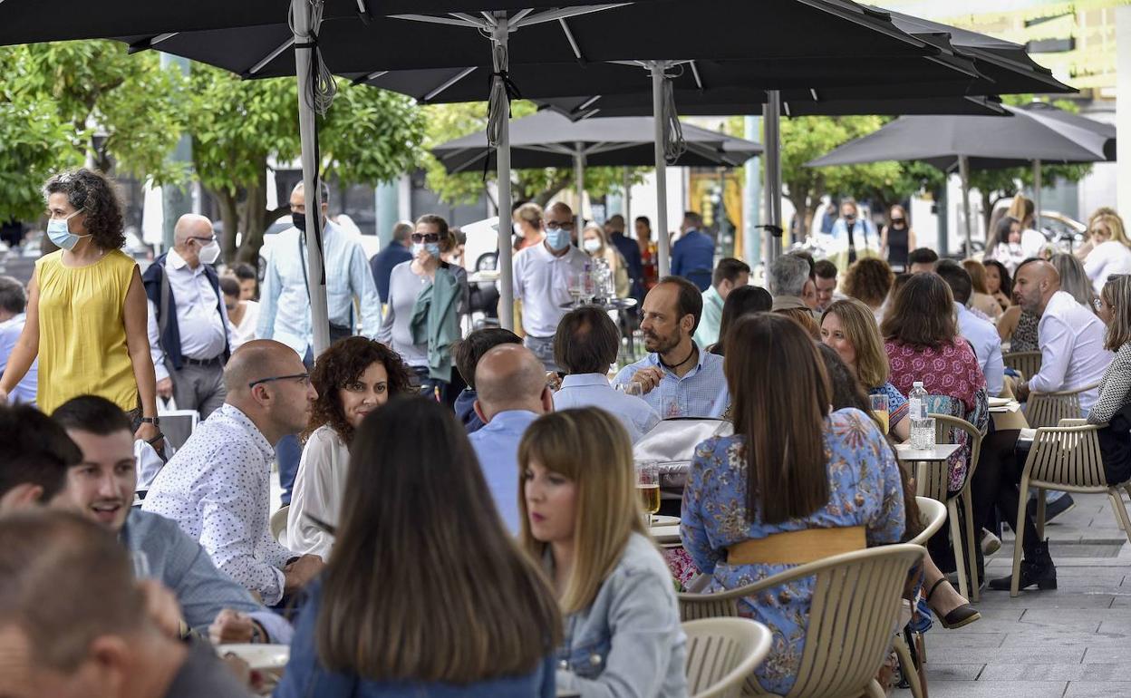 Personas en unas terrazas en Badajoz a mitad del mes de junio. 