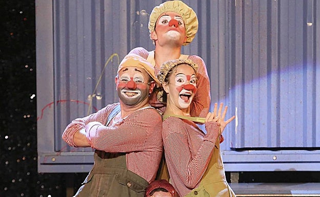 Los cómicos, el circo, los payasos. Bajo ese marco se presenta el alocado musical estrenado anoche en el Teatro Romano emeritense. 