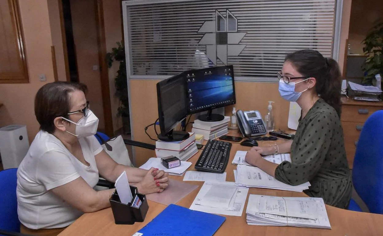 Una trabajadora de la asesoría fiscal Cobisem, en Badajoz, durante su jornada laboral.