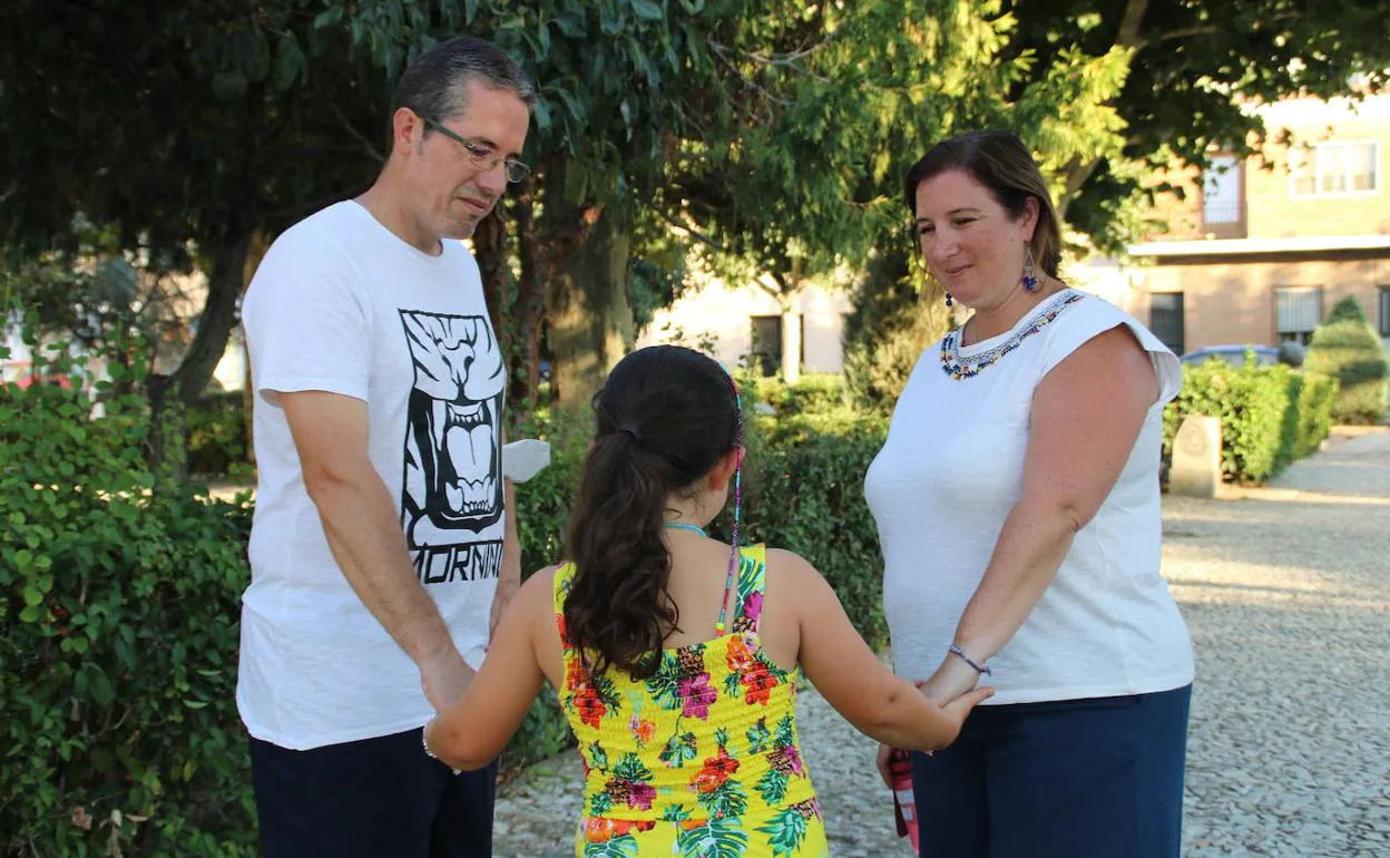 Belén y Eduardo con su hija en un parque de Villanueva de la Serena.