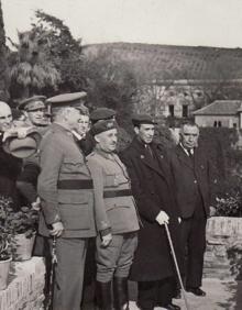 Imagen secundaria 2 - Arriba, el Consejo Nacional de Falange reunido en Burgos. Abajo, a la izquierda, el documento en el que se anuncia el final de la contienda; y a la derecha, Franco en su gira por España tras su victoria. 