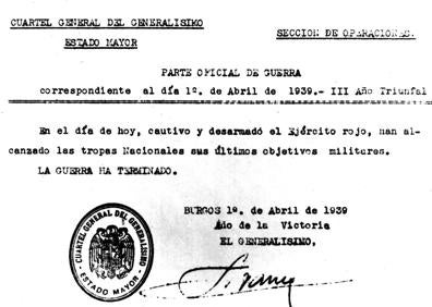 Imagen secundaria 1 - Arriba, el Consejo Nacional de Falange reunido en Burgos. Abajo, a la izquierda, el documento en el que se anuncia el final de la contienda; y a la derecha, Franco en su gira por España tras su victoria. 