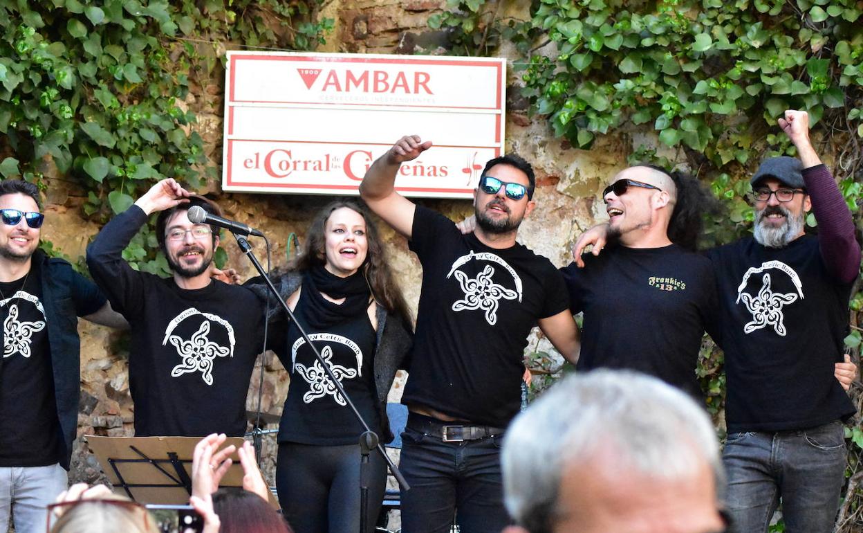 Miembros de la banda en una actuación en Cáceres. 
