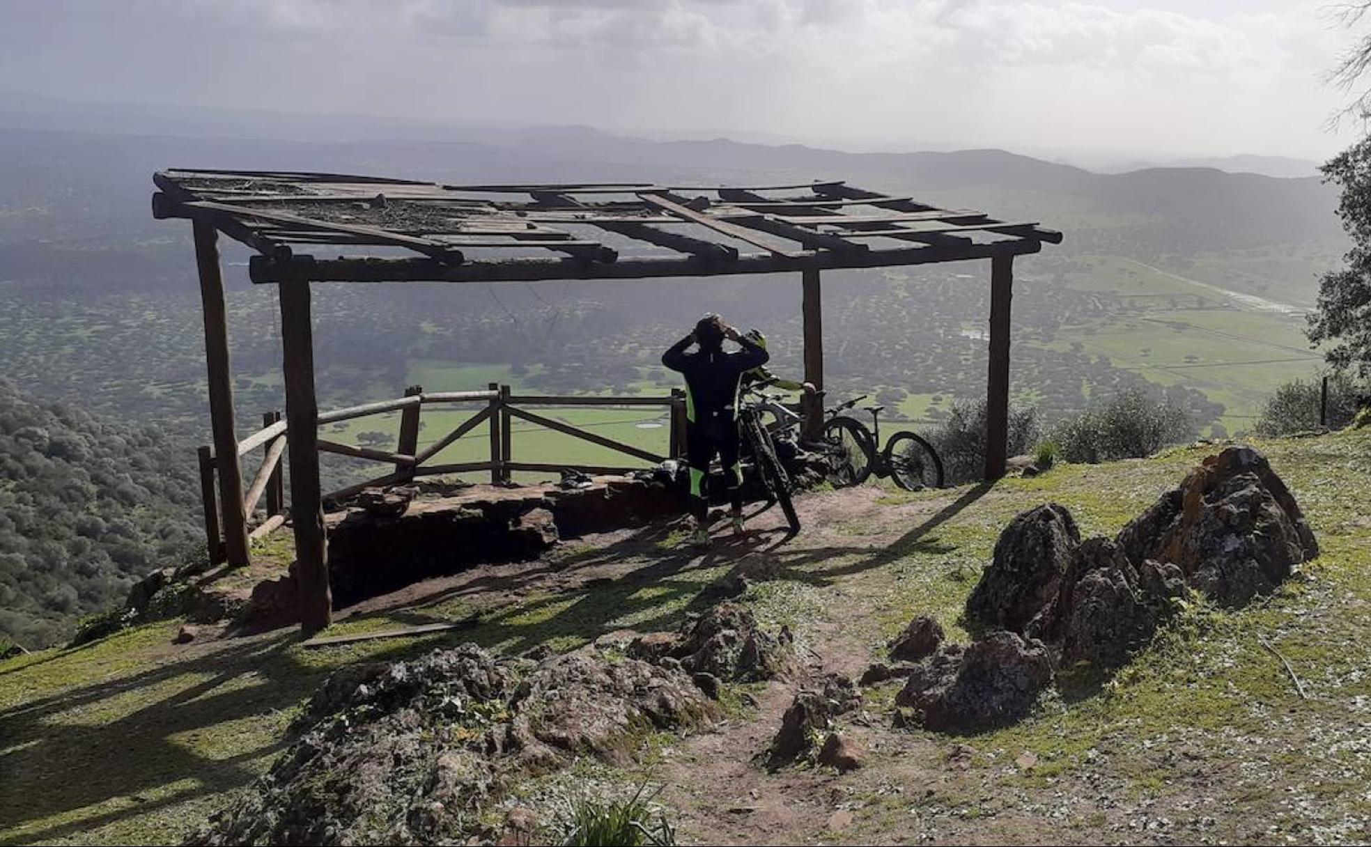 Al llegar a lo alto compensan las vistas del otro lado de la sierra.